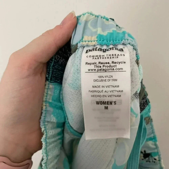 Patagonia Barely Baggies Shorts 2.5" Hibiscus Howling Turquoise Size Medium - Picture 4 of 6
